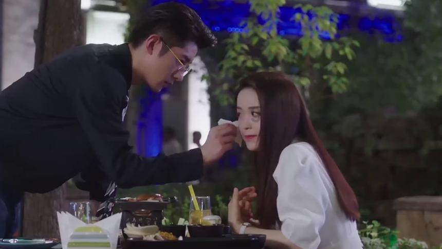 儿子结婚时父亲放声高歌。女儿结婚时父亲泪流满面:两场婚礼相隔仅9天